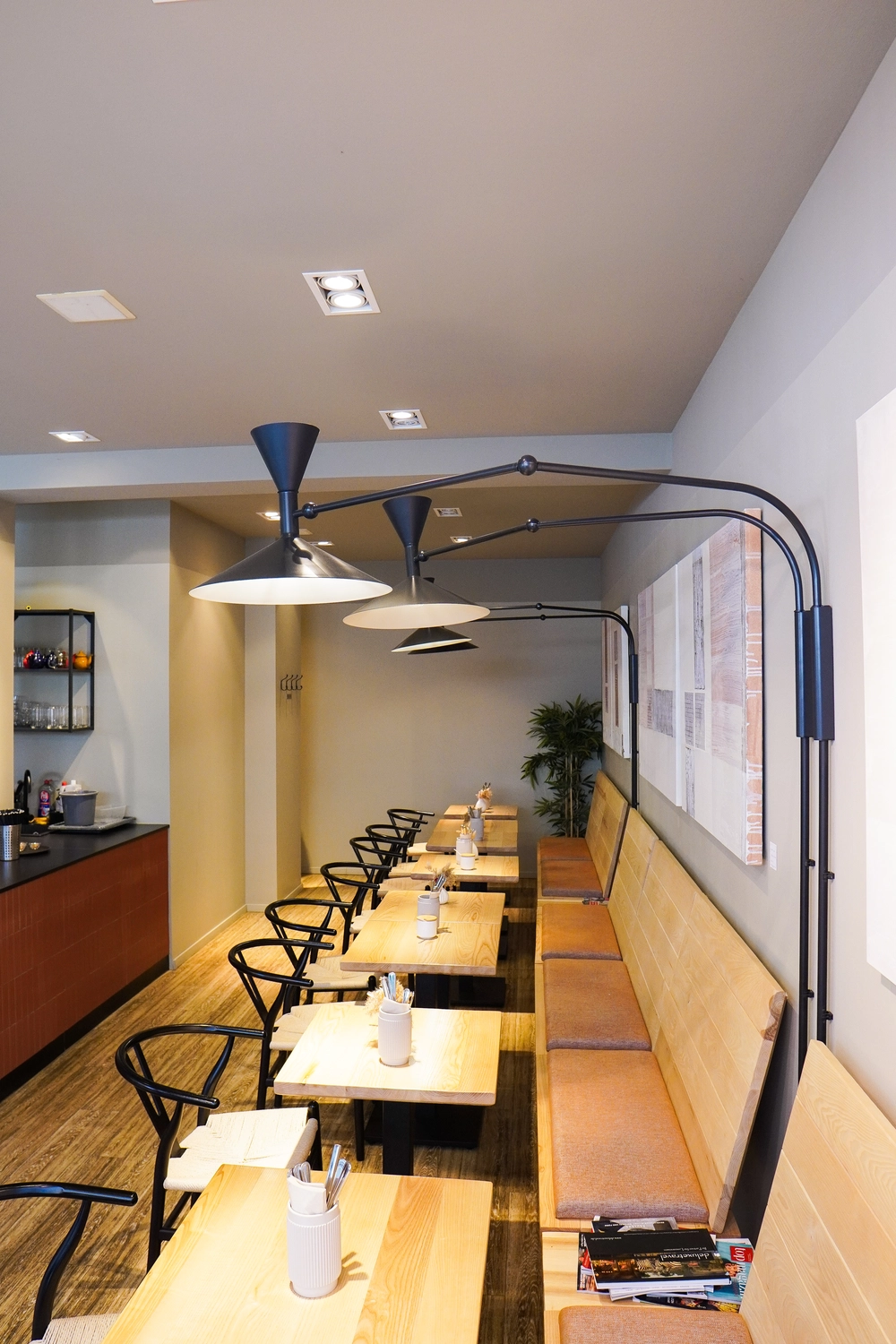 NOA - Café Brunch Konzept - Café-Interieur, Tische